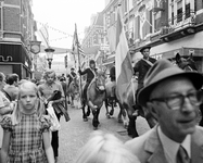 856118 Afbeelding de optocht op de Steenweg te Utrecht tijdens de viering van het 25-jarig regeringsjubileum van ...